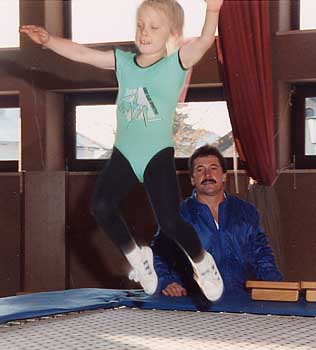 Eva am Trampolin